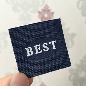 Adat Label bersulam khas untuk pakaian